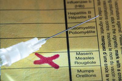Symbolfoto Masern Impfung, Impfpass, Spritze mit Masernimpfstoff, Impfen *** Symbolfoto Measles vaccination, vaccinatio-stock-foto