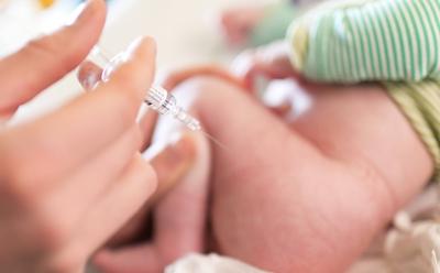 Saeugling bekommt eine Impfung gegen Masern, Bonn, 27.03.2019. Gestellte Aufnahme. Bonn Deutschland *** Infant to be va-stock-foto