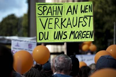 Hunderte Impfgegner demonstrieren in Berlin gegen Pl?ne des Bundesgesundheitsministers Spahn f?r eine Impfpflicht. Unte-stock-foto