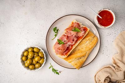 Baguette-Sandwich mit Prosciutto oder Jamon-stock-foto