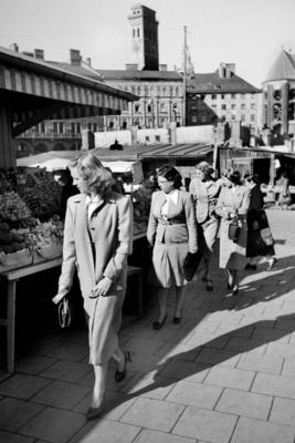 Die frische Ware wird kritisch begutachtet. Einkaufen am Viktualienmarkt in M?nchen. Fotografiert am 08.03.1950. M?nchen-stock-foto