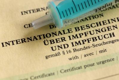 Themenbild - Masern, Impfen, Schutzimpfung 28.02.2015 Impfbuch mit Spritze, Masern Themenbild, Featurebild EP_dfg-stock-photo