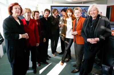 Gruppenbild Bundesministerinnen unter Rot-Gr?n Heidemarie WIECZOREK-ZEUL, Ministerin fuer wirtschaftliche Zusammenarbeit-stock-foto