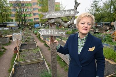 Renate K?nast hat ein Buch geschrieben ?ber Urban Gardening. Fototermin im Himmelbeet Ruheplatzstra?e 12, 13347 Berlin-stock-photo