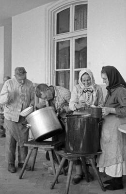 Vertriebene Vertrieben aus den ehemaligen deutschen Ostgebieten kommen in Bayern an, Deutschland 1940er Jahre. Refugees-stock-foto