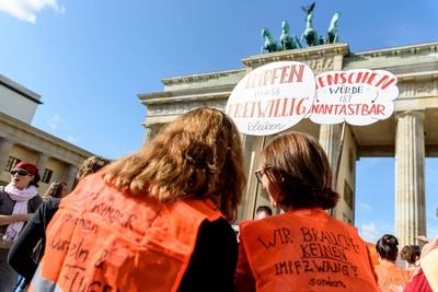 Hunderte Impfgegner demonstrieren in Berlin gegen Pl?ne des Bundesgesundheitsministers Spahn f?r eine Impfpflicht. Unte-stock-foto