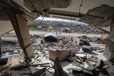 Palestinians try to survive in tents they set up among the debris of their demolished houses as they are faced with heavy-stock-foto