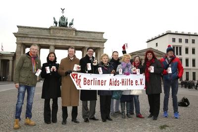 Renate Kuenast und Mitarbeiter der Berliner Aidshilfe beim Fototermin vor dem Brandenburger Tor anl?sslich des Welt-Aid-stock-photo