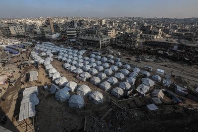 Newly erected tents are spread in Al-Shujiyya neighbourhood in Gaza City-stock-foto