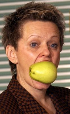 Bundeslandwirtschaftsministerin Renate K?nast (GER/B?ndnis 90-Die Gr?nen) hat sich einen Apfel in den Mund gesteckt-stock-foto