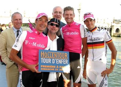 Bildnummer: 50528549  Datum: 25.07.2004  Copyright: imago/KaroRegisseur Pepe Danquart (Mitte) im Kreise der T-Mobile-Profis: Erik Zabel (2.v.li.), Rolf Aldag (2.v.re.) und Andreas Kl?den (re., alle GER) werben gemeinsam f?r Danquarts Filmpremiere von H?LLENTOUR anl?sslich der T-Mobile-Party am Rande der Tour de France in Paris, Personen , optimistisch; 2004, Paris, Regisseure, Pressetermin, Dankwart , Parties , Filmpremiere; , quer, Kbdig, Gruppenbild, Film, Kunst, Frankreich, Randbild, People / Tour d Enfer, dEnfer-stock-foto