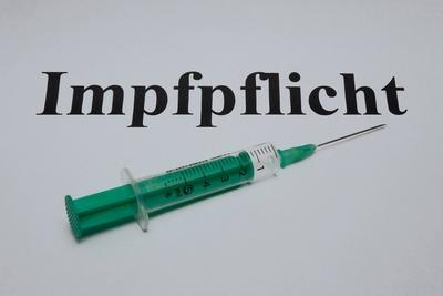 Spritze und Impfpflicht Spritze und Impfpflicht, 07.05.2019, Borkwalde, Brandenburg, Eine Spritze liegt vor dem Schrift-stock-foto