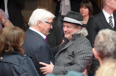 93/ Frank-Walter Steinmeier, Pepe Danquart, Joschka und Herr Fischer , Premiere des neuen Films von Pepe Danquart im Del-stock-foto