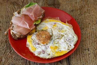 spiegelei,schinkenbrot,spiegeleier,butterbrot,butterbrote,schinkenbrote,stulle,stullen *** fried egg,ham sandwich,fried-stock-foto
