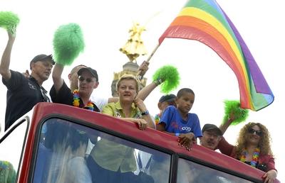 35. Christopher Street Day - Schwul-Lesbische Demonstranten demonstrieren in Berlin mit einer schrillen Parade unter dem-stock-photo