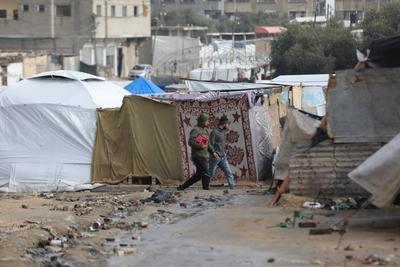 Palestinians are trying to survive in makeshift tents among ruins following ceasefire agreement between Israel and Hamas-stock-foto