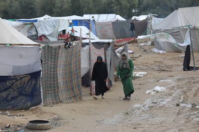 Palestinians are trying to survive in makeshift tents among ruins following ceasefire agreement between Israel and Hamas-stock-foto