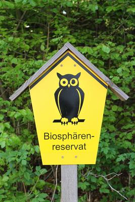 Blick am Freitag (12.05.2023) im Ostseebad Binz (Landkreis Vorpommern R?gen) Ostseeinsel R?gen auf ein Schild das auf ei-stock-foto