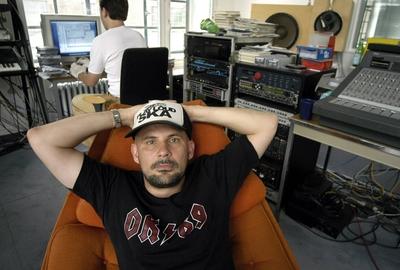Westbam Maximilian Lenz DJ Musiker in einer Bassdrum DEU Berlin Moabit 25 08 2005-stock-photo