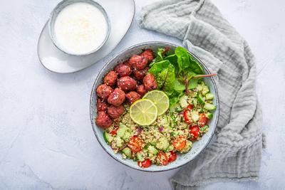 Buddha bowl with beetroot falafel balls and lemon yogurt dip. Tabbouleh salad. Levantine vegetarian salad. Buddha bowl w-stock-foto