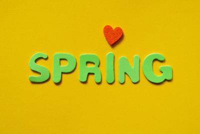 Symbolbild, Text spring mit einem Herzchen als i-Punkt, farbige Buchstaben, Moosgummi, Fr?hlingsgef?hle *** Symbolic ima-stock-foto
