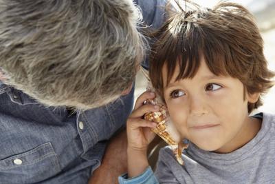 gro?vater,junge,muschel *** grandfather,boy,mussel mmq-mxy,model released, Symbolfoto-stock-foto