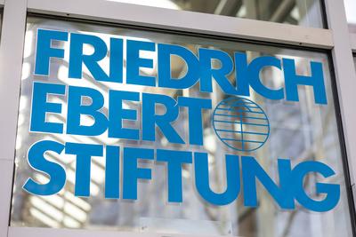 Friedrich Ebert Stiftung in Bonn. 22.03.2024, Bonn, GER - Schrift Friedrich Ebert Stiftung an der Eingangstuer., Bonn No-stock-foto