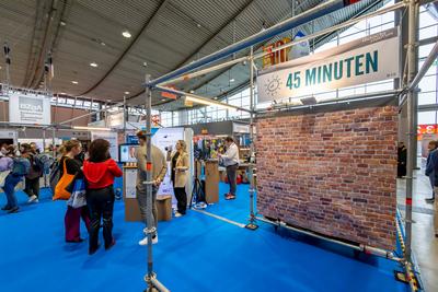 Protest gegen den Ausstellungsstand der Partei AfD auf der Messe Didacta in Stuttgart, Europas gr??te Bildungsmesse. Der-stock-foto