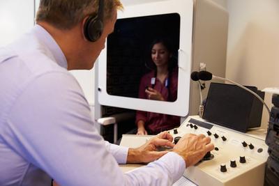 arzt,patientin,h?rtest,h?rkabine,doktor,?rzte,patient,patienten,patientinnen,h?rtests,h?rkabinen *** doctor,patient,Aud-stock-foto