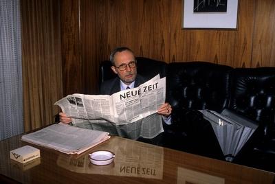 Lothar de Maiziere (Deutschland/Deutsche Demokratische Republik/CDU) liest die Neue Zeit in seinem B?ro in Berlin/Ost-stock-foto