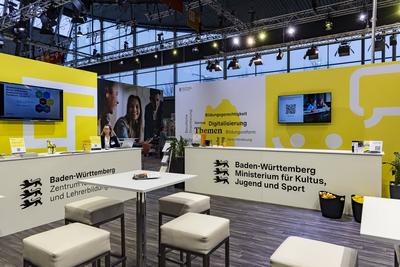 Messe Didacta in Stuttgart, Europas gr??te Bildungsmesse. F?r Aufregung sorgte im Vorfeld ein Messestand der in weiten T-stock-foto