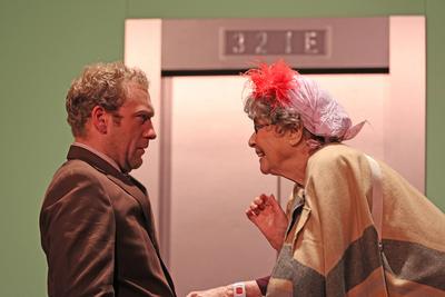 v.l. Johannes Hallervorden mit Brigitte Grothum in Oma Trick, Komoedie von Charles Lewinsky unter der Regie von Irene Ch-stock-foto