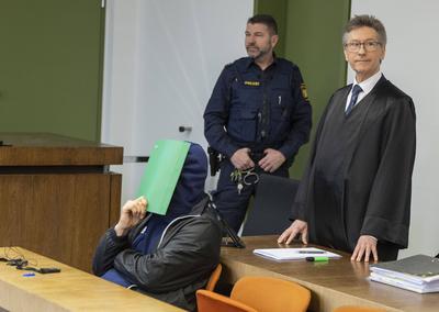 Doppelmord-Prozess gegen Iouri J. (58) mit Rechtsanwalt Uwe Paschertz in M?nchen. Der Russe soll im April 2024 2 ukraini-stock-foto