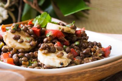 Bananen Linsen Salat - Bananas Lentils Salad Nahaufnahme eines Bananen Linsen Salat, ein vegetarisches Gericht aus Südaf-stock-photo