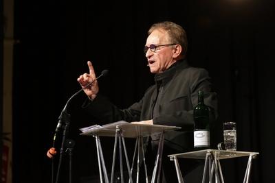 Schauspieler Walter Renneisen tritt mit seinem Programm Deutschland, Deine Hessen im B?ttelborner Volkshaus auf-stock-foto