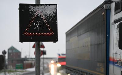 Schneefront rollt ?ber Norddeutschland.-stock-foto