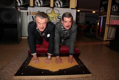 YELLO Wien Gartenbaukino 30 11 2009 Dieter MEIER Boris BLANK Handabdr?cke f?r Walk of Stars-stock-foto