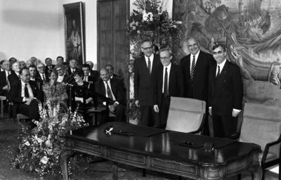 Deutschland, Bonn, 18.05.1990 Archiv-Nr.: 16-39-29 Staatsvertrag zwischen BRD und DDR Foto: v.l.n.r.: DDR-Finanzminister-stock-photo