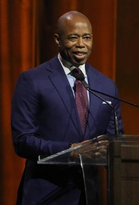 NEW YORK, NY - MAY 26: Eric Adams at the Friars Club 2022 Entertainment Icon Award honoring Tracy Morgan at the Ziegfel-stock-foto