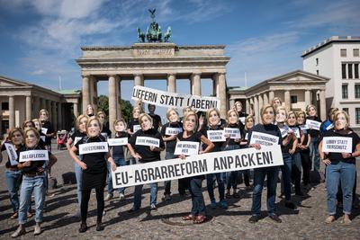Demonstranten mit Masken mit einem Foto von Landwirtschaftsministerin Julia Kl?ckner protestieren am 30.6.2020 unter de-stock-photo