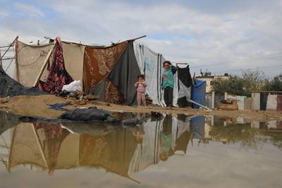 Palestinians are trying to survive in makeshift tents among ruins following ceasefire agreement between Israel and Hamas-stock-foto