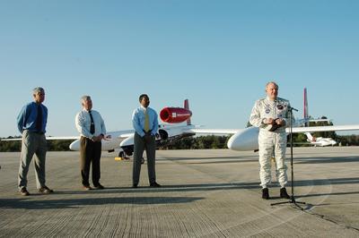 KENNEDY SPACE CENTER, FLA. - Pilot Steve Fossett talks to the media after his landing of the Virgin Atlantic Airways Glo-stock-foto