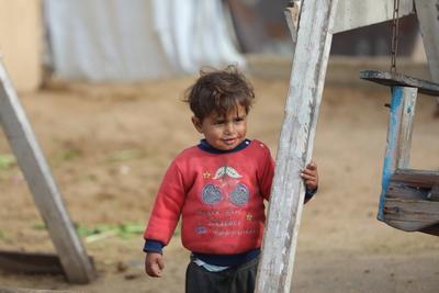 Palestinians are trying to survive in makeshift tents among ruins following ceasefire agreement between Israel and Hamas-stock-foto