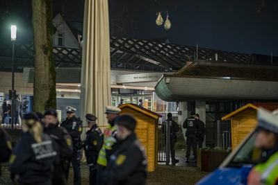 Hunderte demonstrieren gegen Frohnmaier-Auftritt, Hunderte Demonstranten protestierten gegen einen Auftritt des umstritt-stock-foto