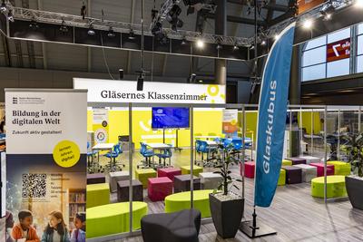 Messe Didacta in Stuttgart, Europas gr??te Bildungsmesse. F?r Aufregung sorgte im Vorfeld ein Messestand der in weiten T-stock-foto