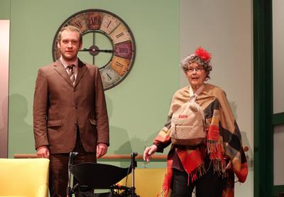 v.l. Johannes Hallervorden mit Brigitte Grothum in Oma Trick, Komoedie von Charles Lewinsky unter der Regie von Irene Ch-stock-foto