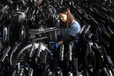 TAIZHOU, CHINA - OCTOBER 08: An employee conducts final check on wheelchairs at Zhongjin Medical Equipment Taizhou Co.,-stock-foto