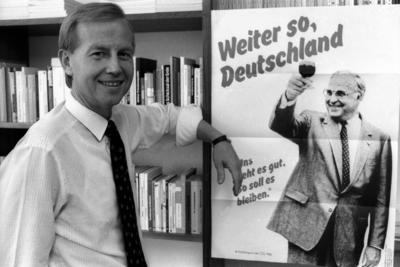Friedrich Bohl (Deutschland/CDU) neben einem Wahlplakat der SPD mit dem Konterfei von Bundeskanzler Helmut Kohl (Deutsc-stock-foto