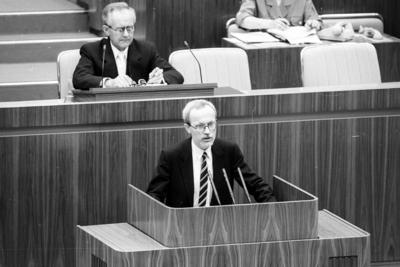 Volkskammertagung: Lothar de Maiziere spricht nach der Wahl des neues Volkskammerpr?sidiums f?r die CDU-Fraktion-stock-photo