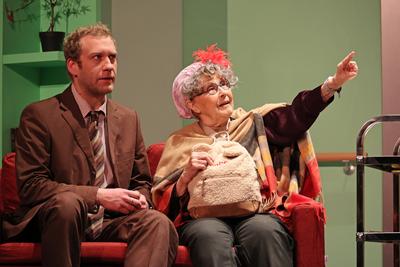 v.l. Johannes Hallervorden mit Brigitte Grothum in Oma Trick, Komoedie von Charles Lewinsky unter der Regie von Irene Ch-stock-foto